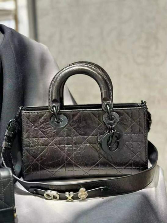 Picture of Dior Handbags _SKUfw239231928fw